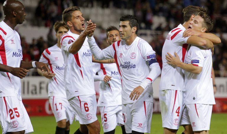 Los jugadores del Sevilla celebran el gol marcado por su compañero, Kevin Gameiro, ante el Standard de Lieja.