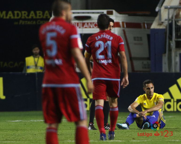 Verdasca y Zapater en un lance del partido en Cádiz