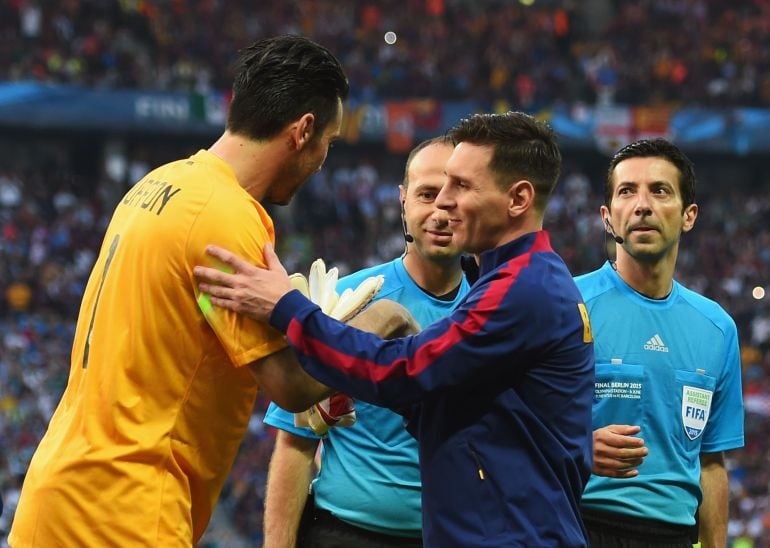 Buffon y Leo Messi durante un encuentro de Champions League