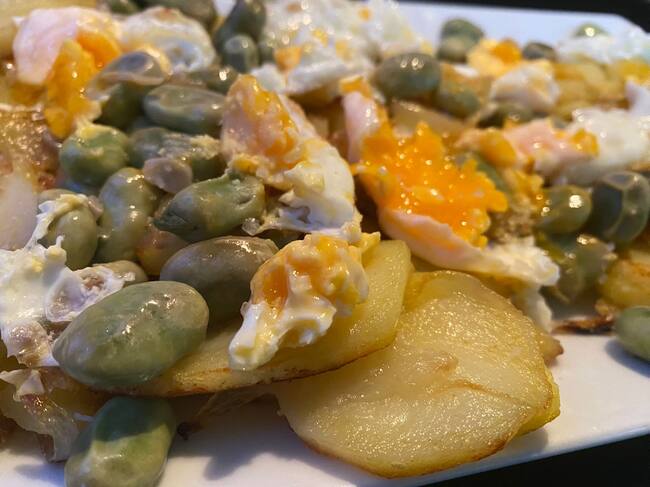 Patatas, huevos y habas