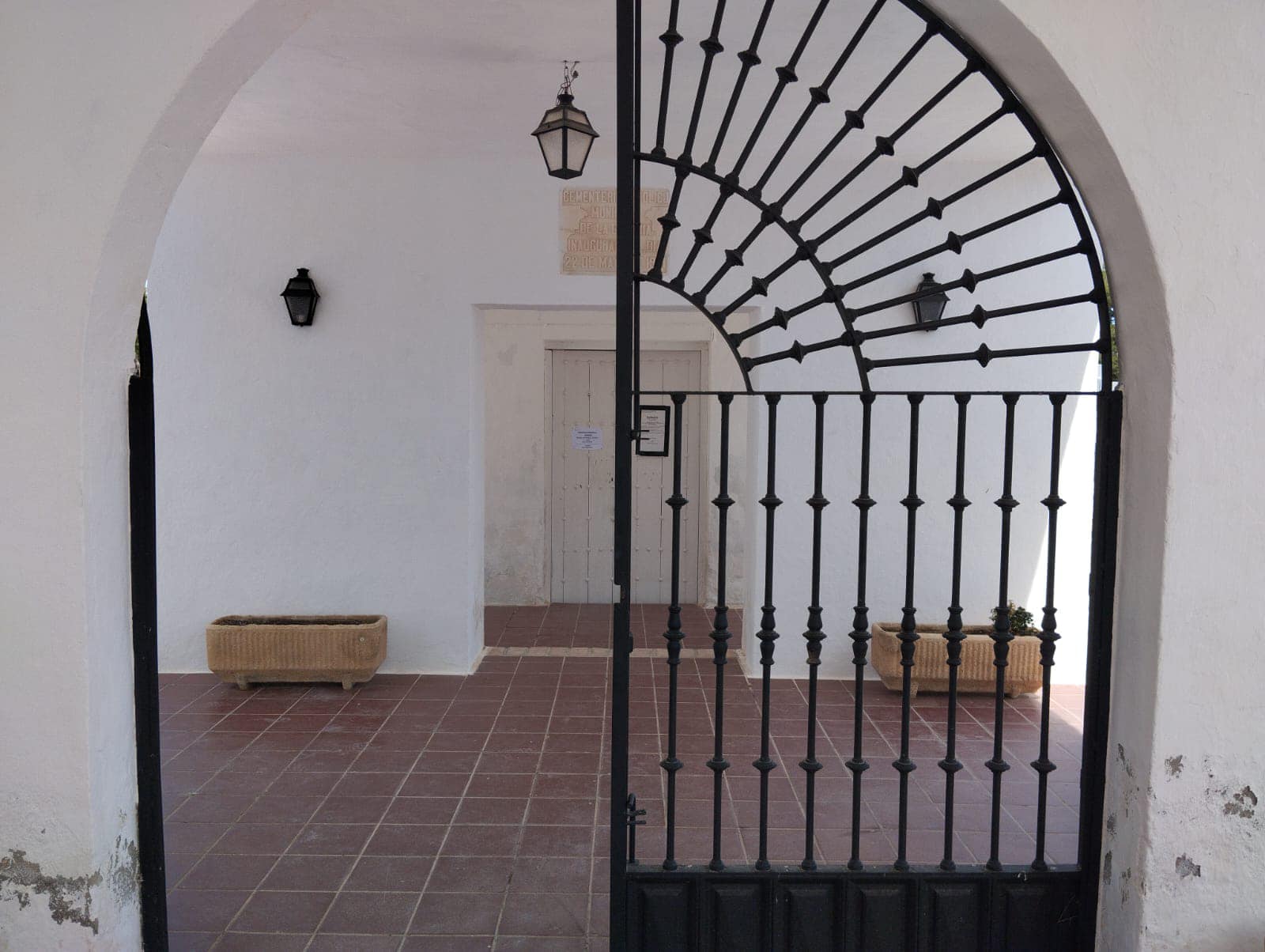 Entrada al cementerio de La Guardia (Toledo)