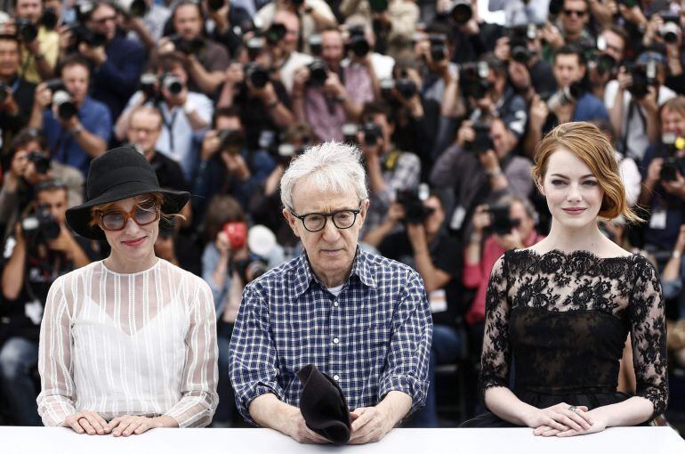 CAN069 CANNES (FRANCIA) 15/05/2015.- (De izda a dcha) La actriz estadounidense Emma Stone, el director de cine estadounidense Woody Allen y la actriz estadounidense Parker Posey posan durante el pase gráfico de la película &quot;Irrational Man&quot; en la 68 edició