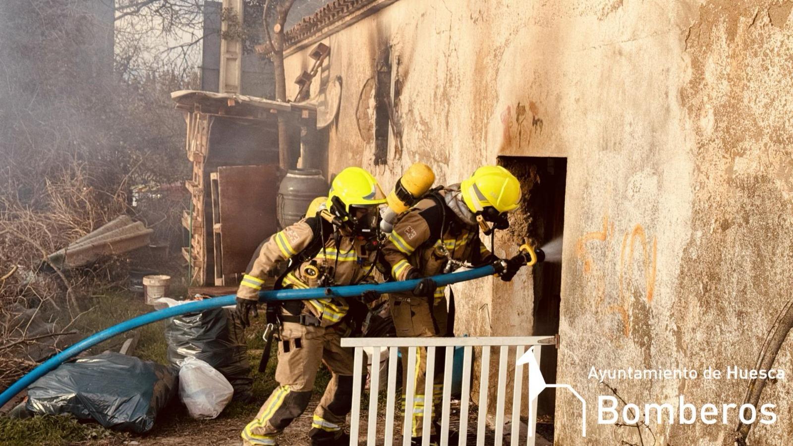 Actuación de los bomberos de Huesca en un incendio