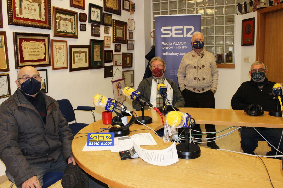 Rafael Tortosa, Rafael Aracil y Alfonso Moreno junto a Paco Aznar en los estudios de Radio Alcoy
