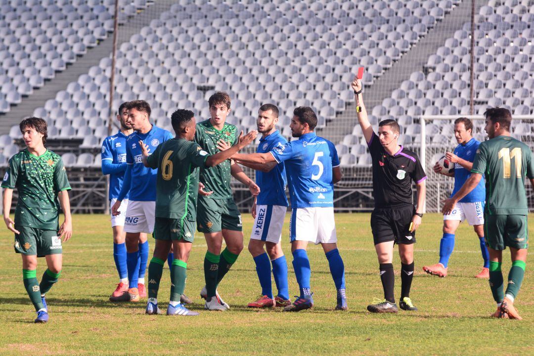 Imagen del partido que el Xerez DFC jugó ante el Betis Dpvo en La Juventud