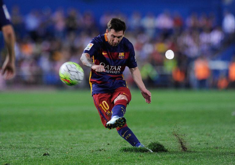 MADRID, SPAIN - SEPTEMBER 12: Lionel Messi of FC Barcelona shoots a free kick during the La Liga match between Club Atletico de Madrid and FC Barcelona at Vicente Calderon Stadium on September 12, 2015 in Madrid, Spain. (Photo by Denis Doyle/Getty Image