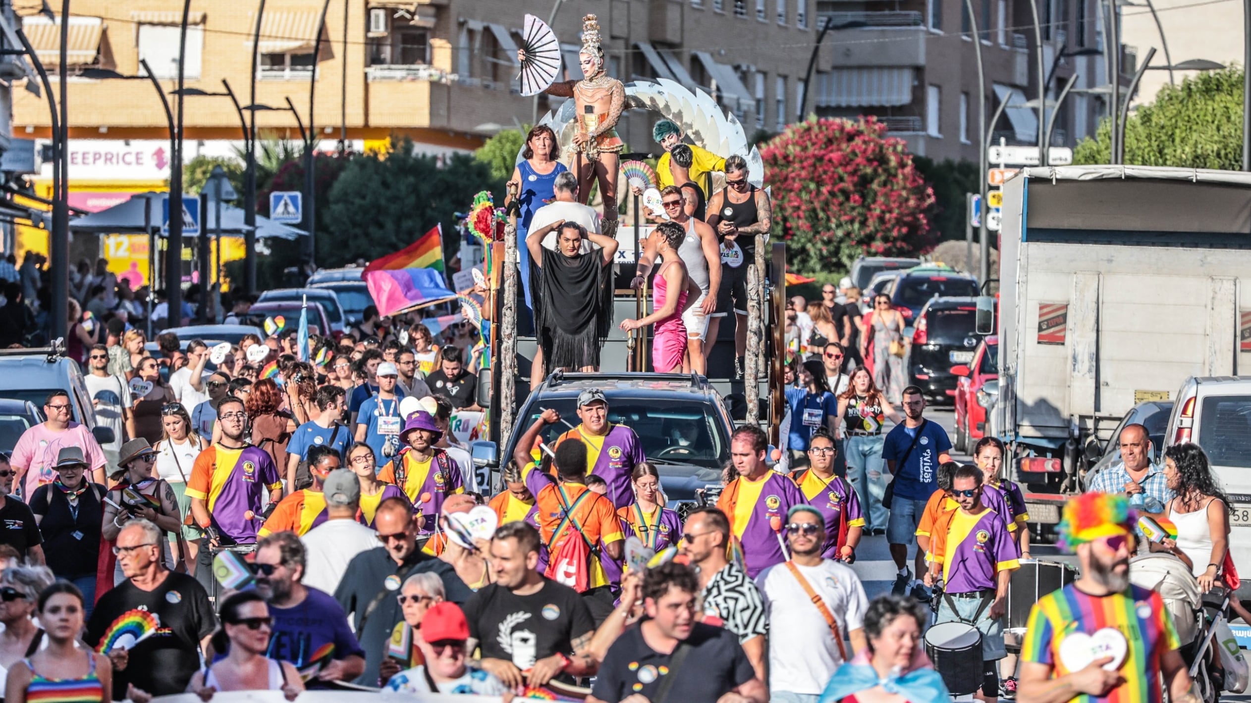 La tarde comenzó con una gran manifestación que recorrió las calles de Elda y Petrer