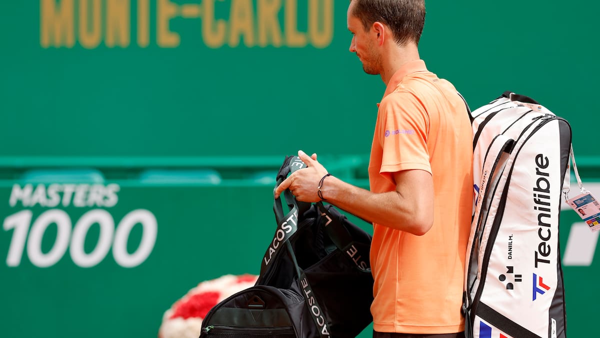 Medvedev rompe su raqueta y cae frente a Berrettini por 6-0 y 6-0