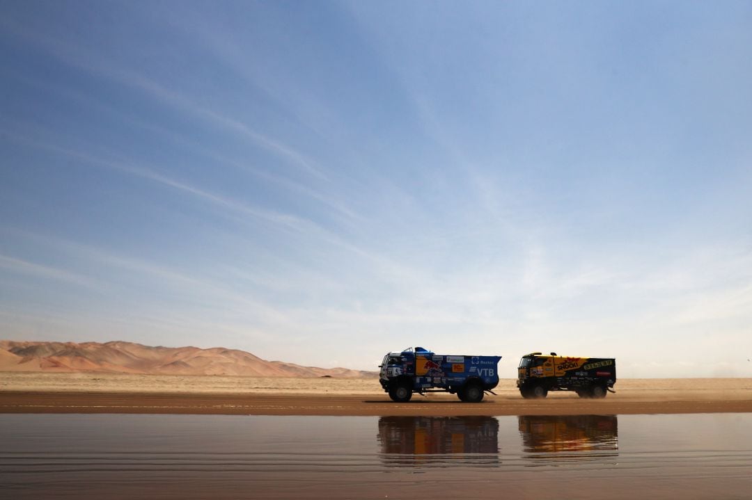 Dos camiones durante la quinta etapa del Dakar. 