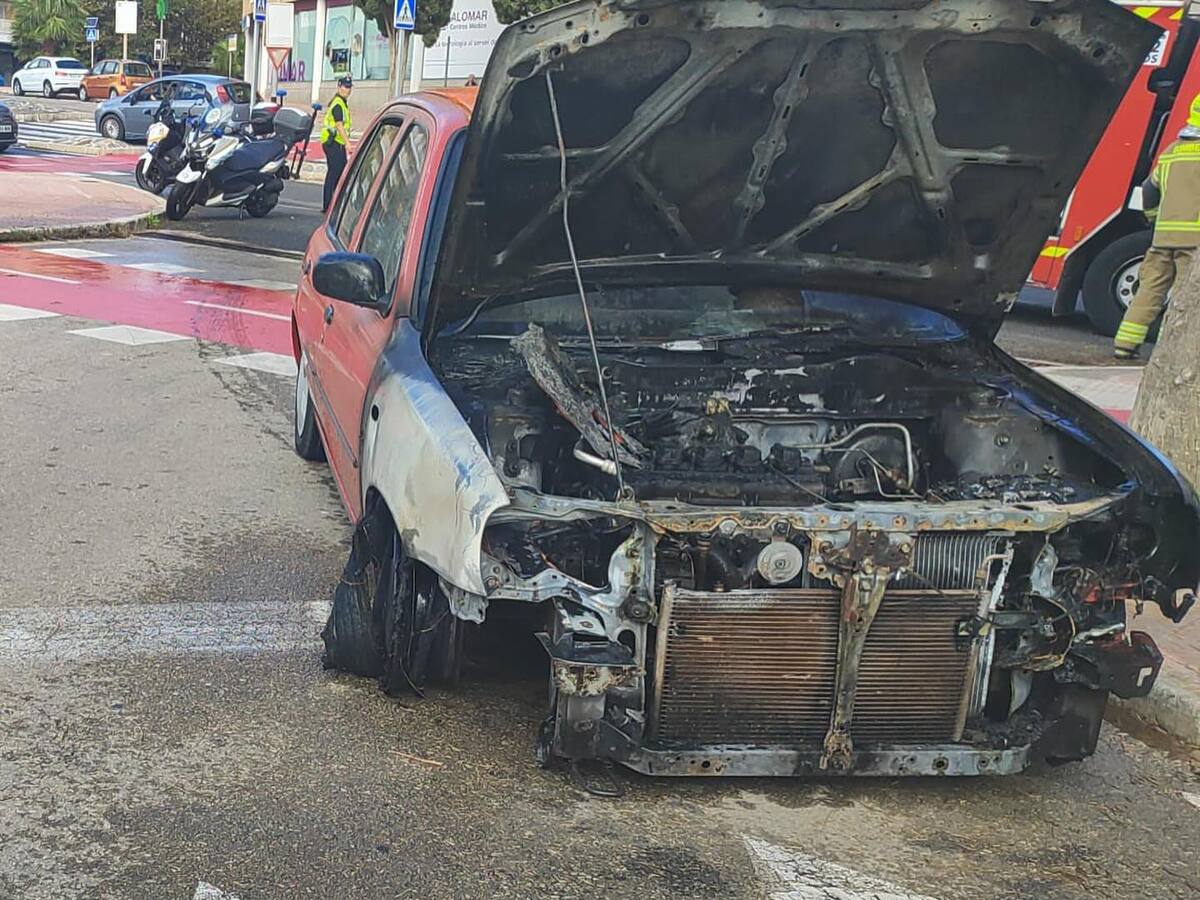 S'incendia un cotxe a la rotonda d'Abu Umar de Maó