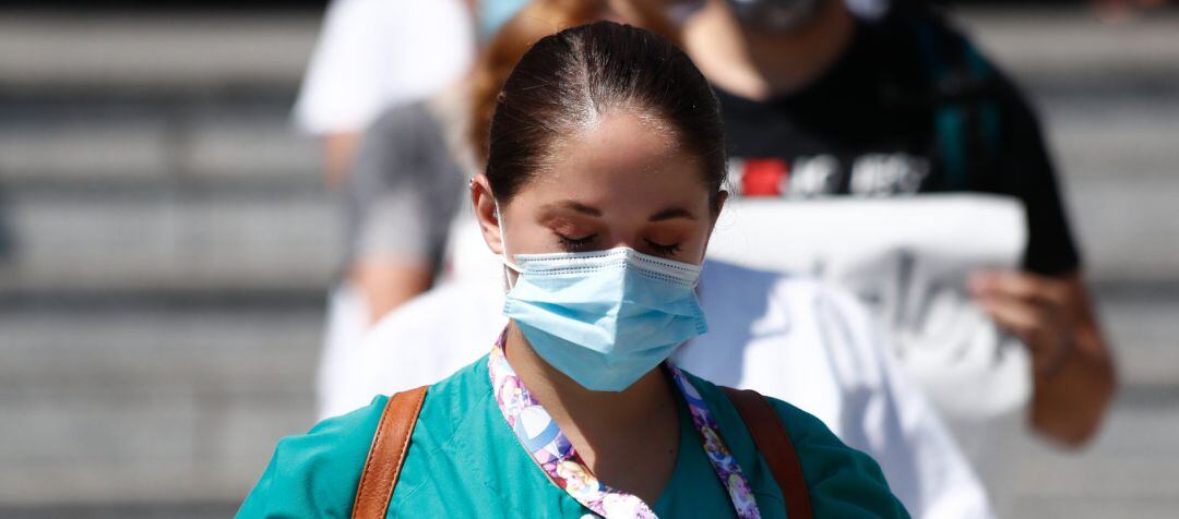 Una trabajadora sanitaria protegida con mascarilla.