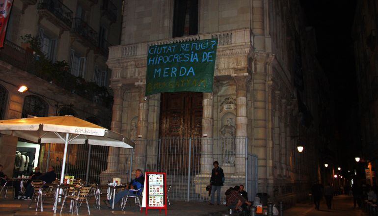 Façana de l'edifici de El Borsí del carrer d'Avinyó, antiga seu de l'escola de la Llotja 