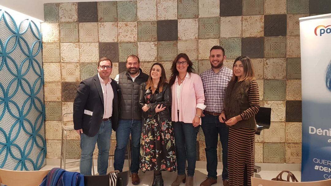 Agustín Almodóbar y María Mut con los empresarios y comerciantes participantes en el debate organizado por el PP Dénia.