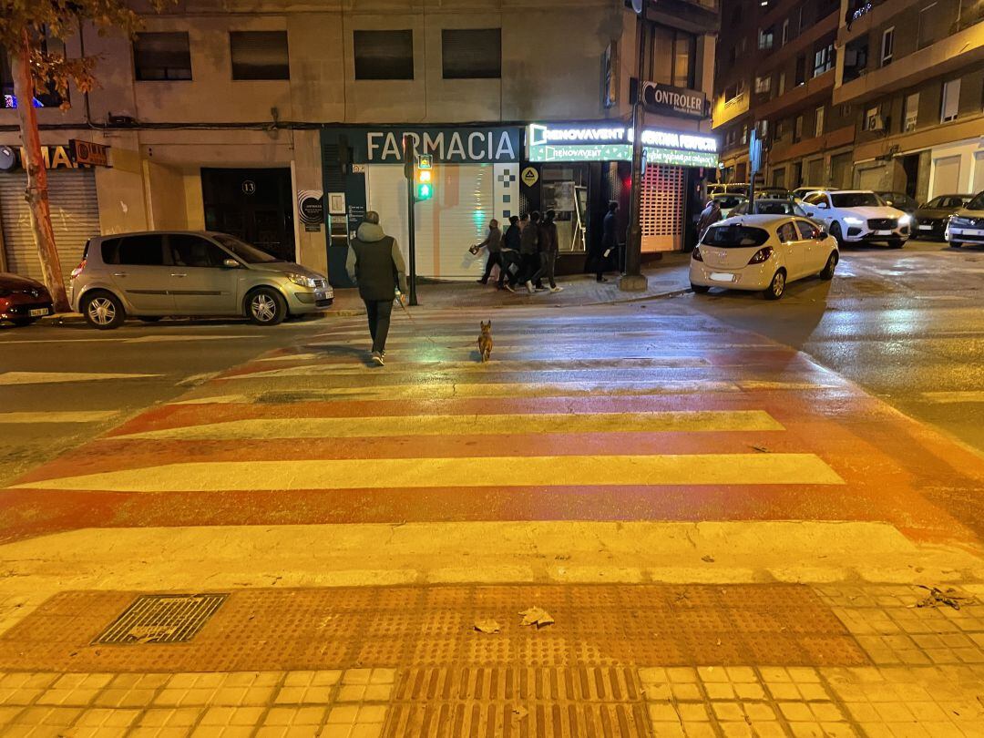 En la avenida Juan Gil Albert se ha desplazado una farola y una papelera que interferían en el acceso al paso de peatones.