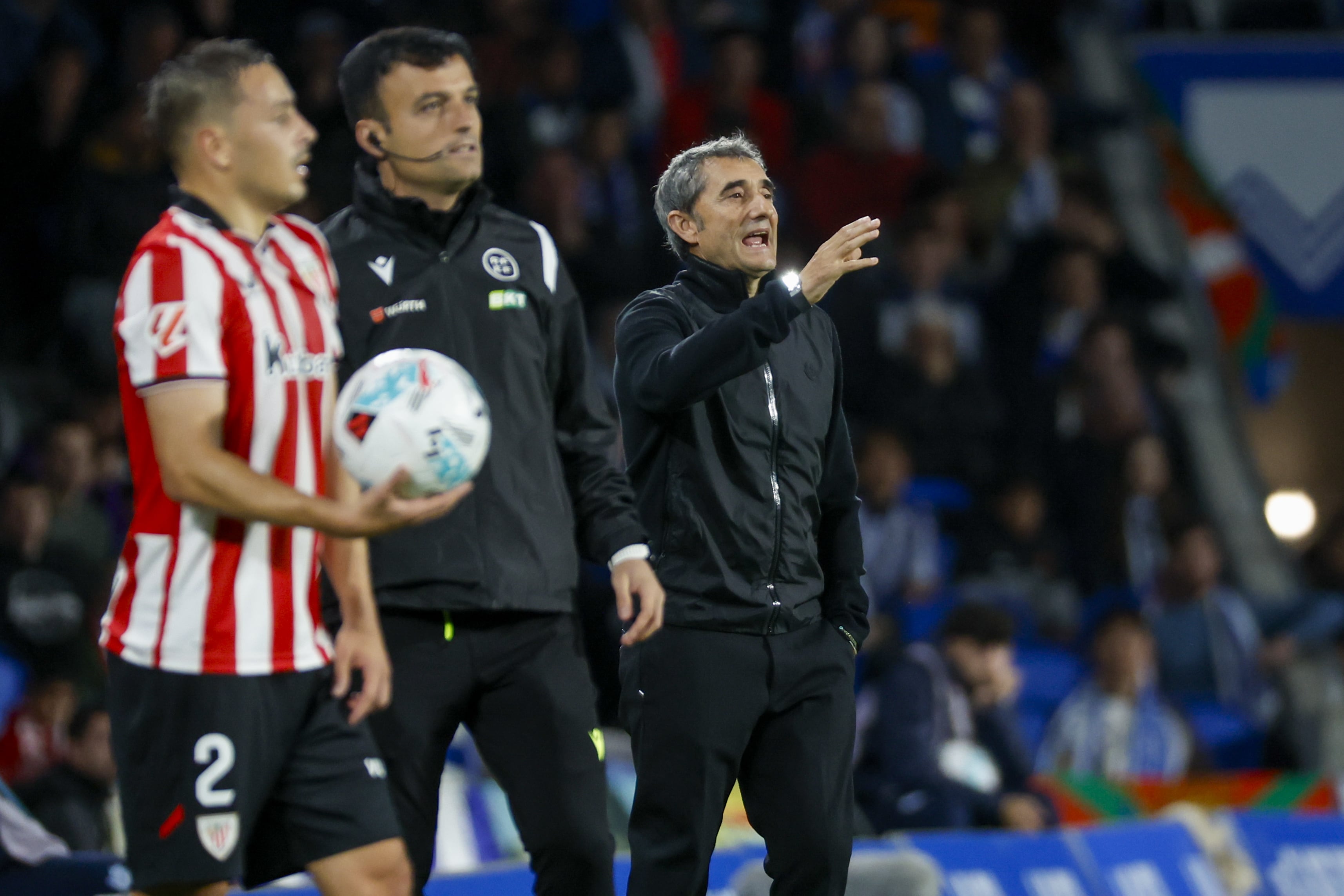 SAN SEBASTIÁN, 01/11/2025.- El entrenador del Athletic Ernesto Valverde (d) en el partido de LaLiga que Real Sociedad y Athletic Club de Bilbao disputan este sábado en el estadio Reale Arena de San Sebastián. EFE/ Juan Herrero
