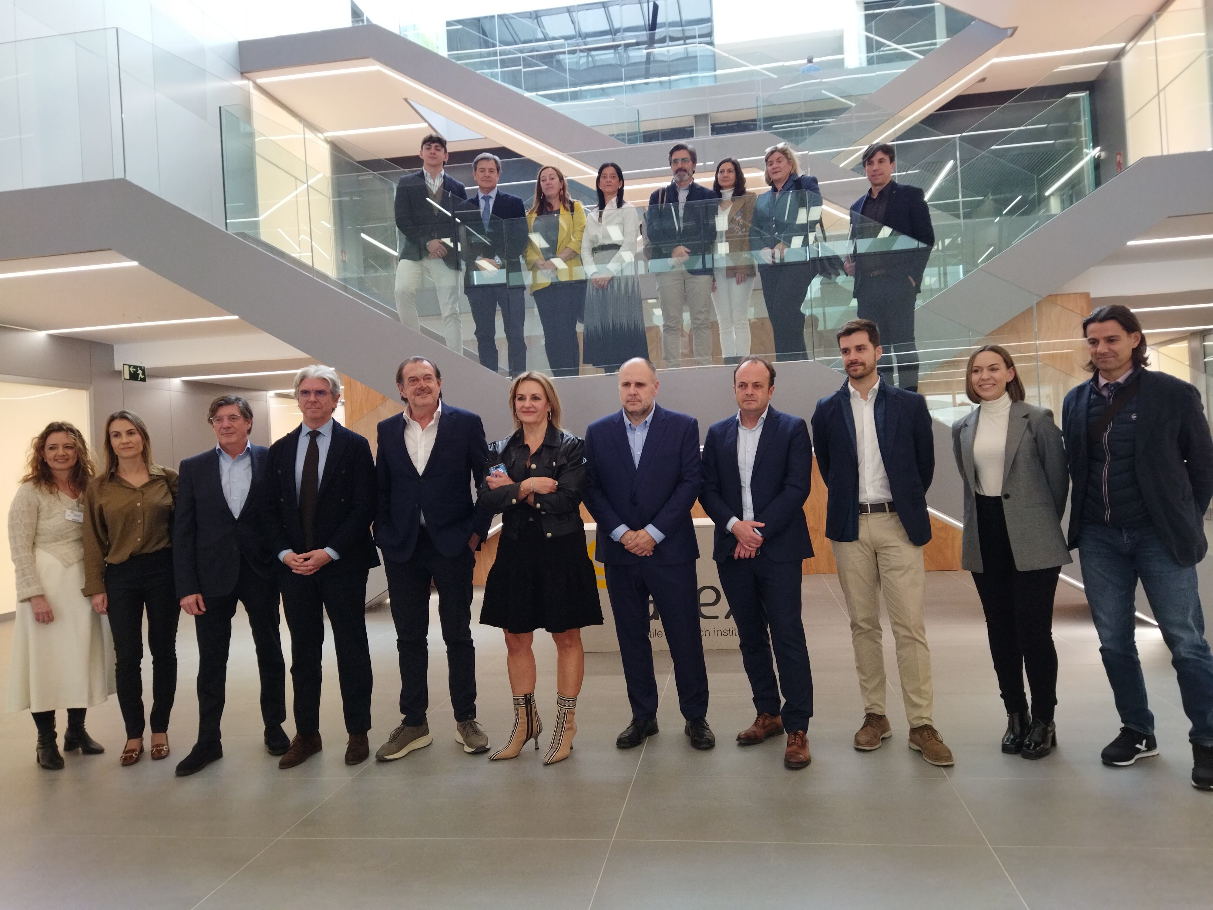 La consellera Nuria Montes junto a los empresarios del sector de la cosmética en Aitex.