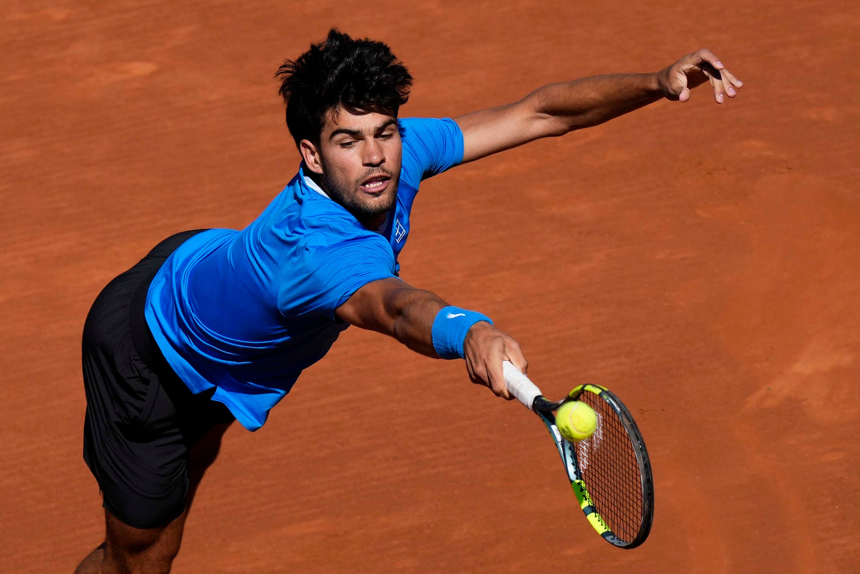 Carlos Alcaraz, durante su partido ante Virtanen en el Godó