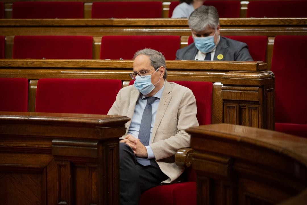 El presidente de la Generalitat, Quim Torra, con mascarilla, en el Parlament catalán