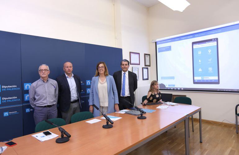 Representantes de la DIputación y la empresa Cotesa presentan la App de Transporte