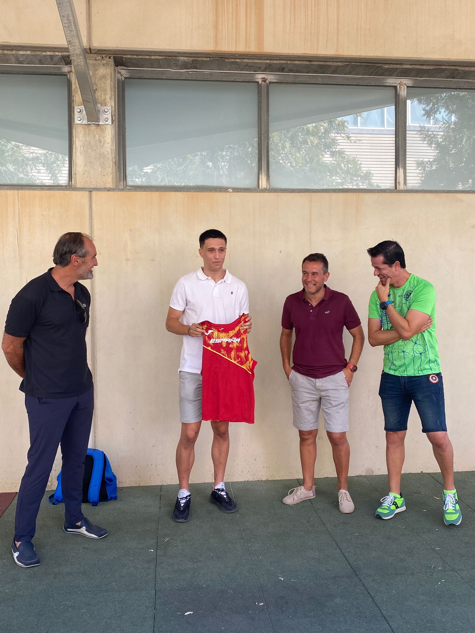 Un atleta de enorme futuro con el concejal de Deportes.