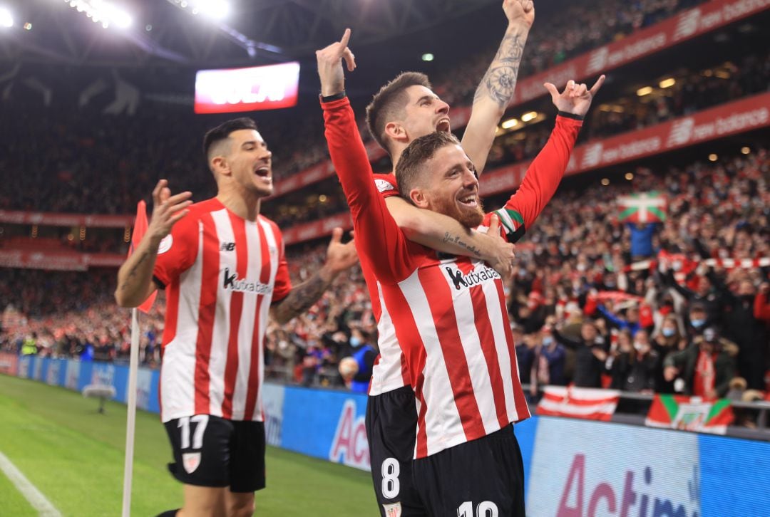 Muniain celebra junto a sus compañeros uno de los goles