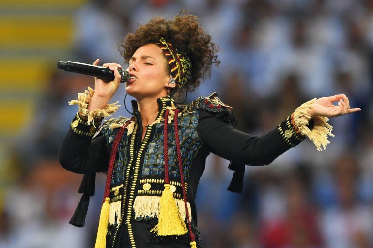 Alicia Keys, durante su actuación previa al partido 