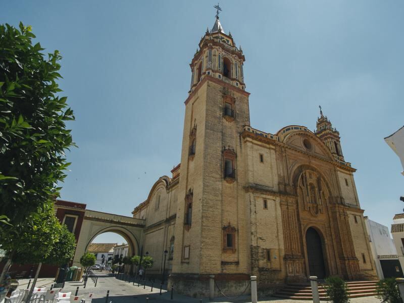 Iglesia de Nuestra Señora de Consolación, el Palacio Arzobispal y el Arco de Umbrete