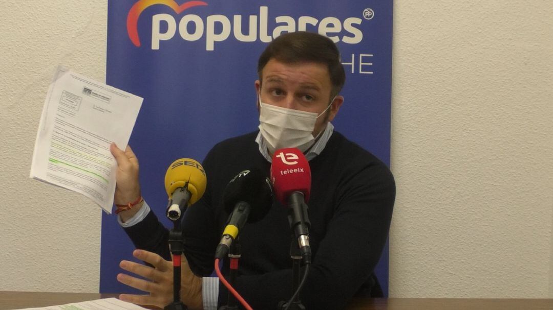 Pablo Ruz enseña el informe del Síndic de Greuges