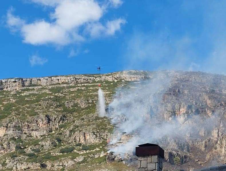 Efectivos aéreos trabajando en la extinción del incendio en La Drova.