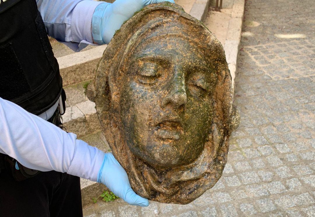 L'escultura que s'ha trobat al riu Onyar