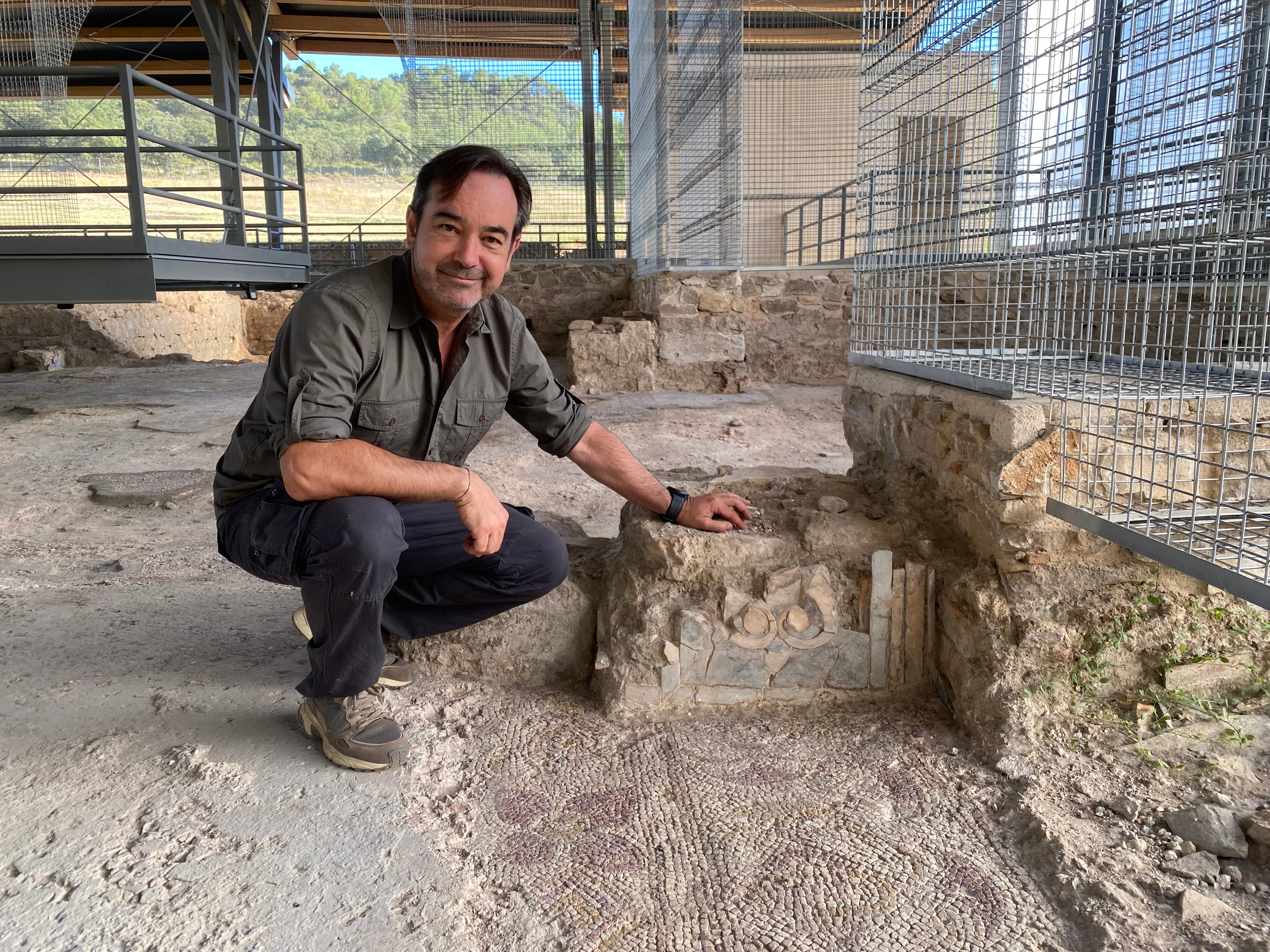 El arqueólogo Miguel Ángel Valero en el &#039;balneum&#039; de Noheda, en Cuenca.