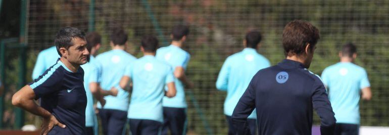 GRA050. LEZAMA (BIZKAIA), 24/09/2015.- entrenador del Athletic Club, Ernesto Valverde (i) durante el entrenamiento que el equipo ha realizado hoy en las instalaciones de Lezama, tras caer derrotados ayer ante el Real Madrid. EFE/Luis Tejido