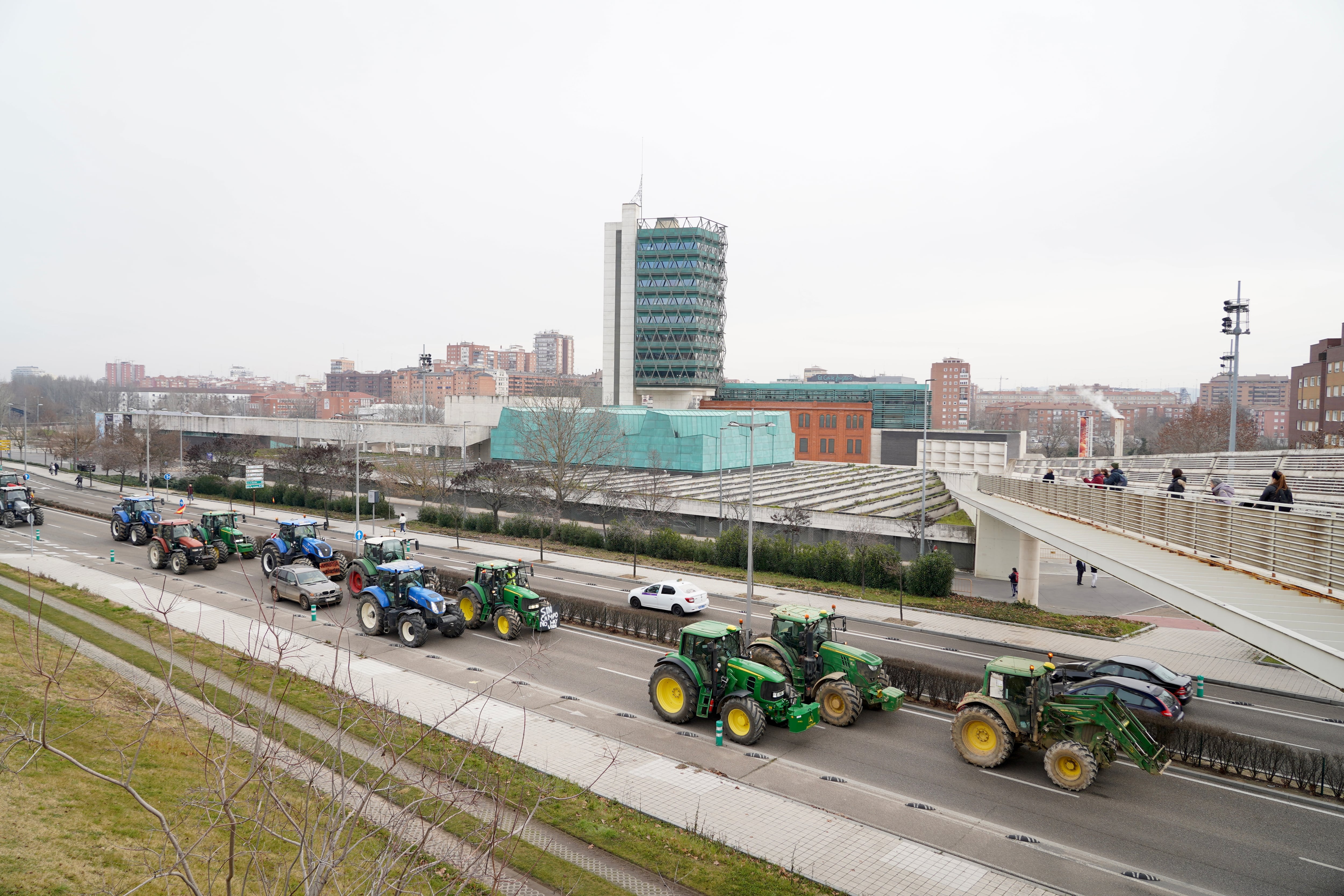 Concentración de tractores en la avenida de Salamanca de Valladolid