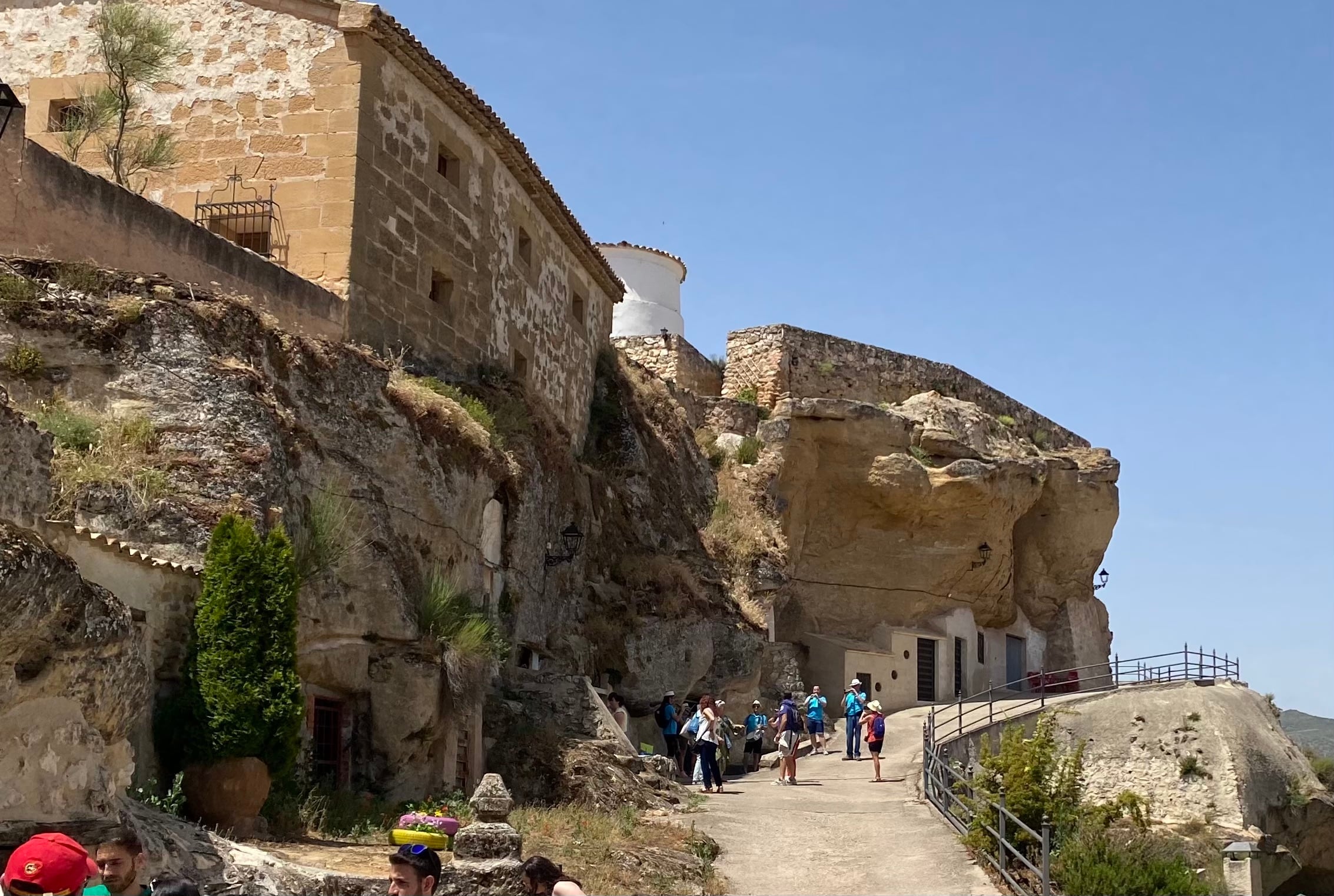 Cerro de la Muela y cuevas del vino de Mazarulleque.