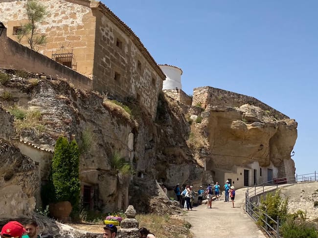 Cerro de la Muela y cuevas del vino de Mazarulleque.