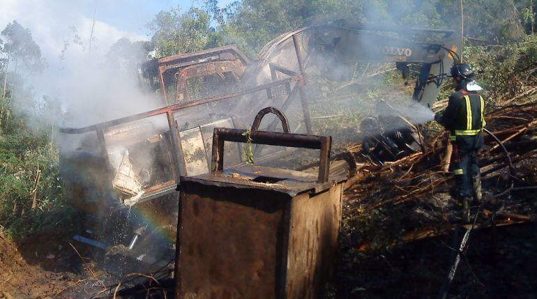 Los bomberos de Castro extinguen un incendio.