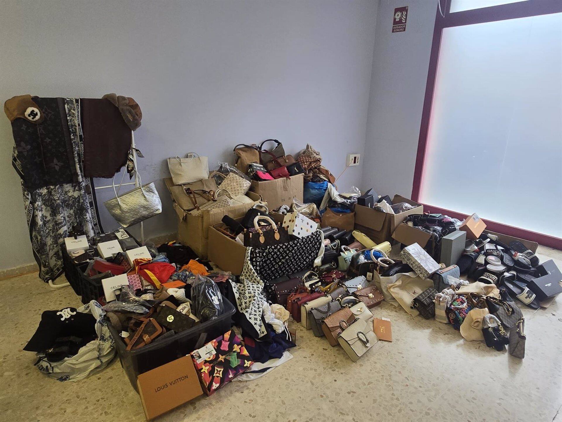 14/04/2025 La Policía Local de Marbella ha intervenido casi un millar de artículos supuestamente falsificados en el mercadillo de Nueva Andalucía, en una operación por un presunto delito contra la propiedad industrial en la que se investiga a cinco personas.
POLITICA ANDALUCÍA ESPAÑA EUROPA MÁLAGA
AYUNTAMIENTO DE MARBELLA