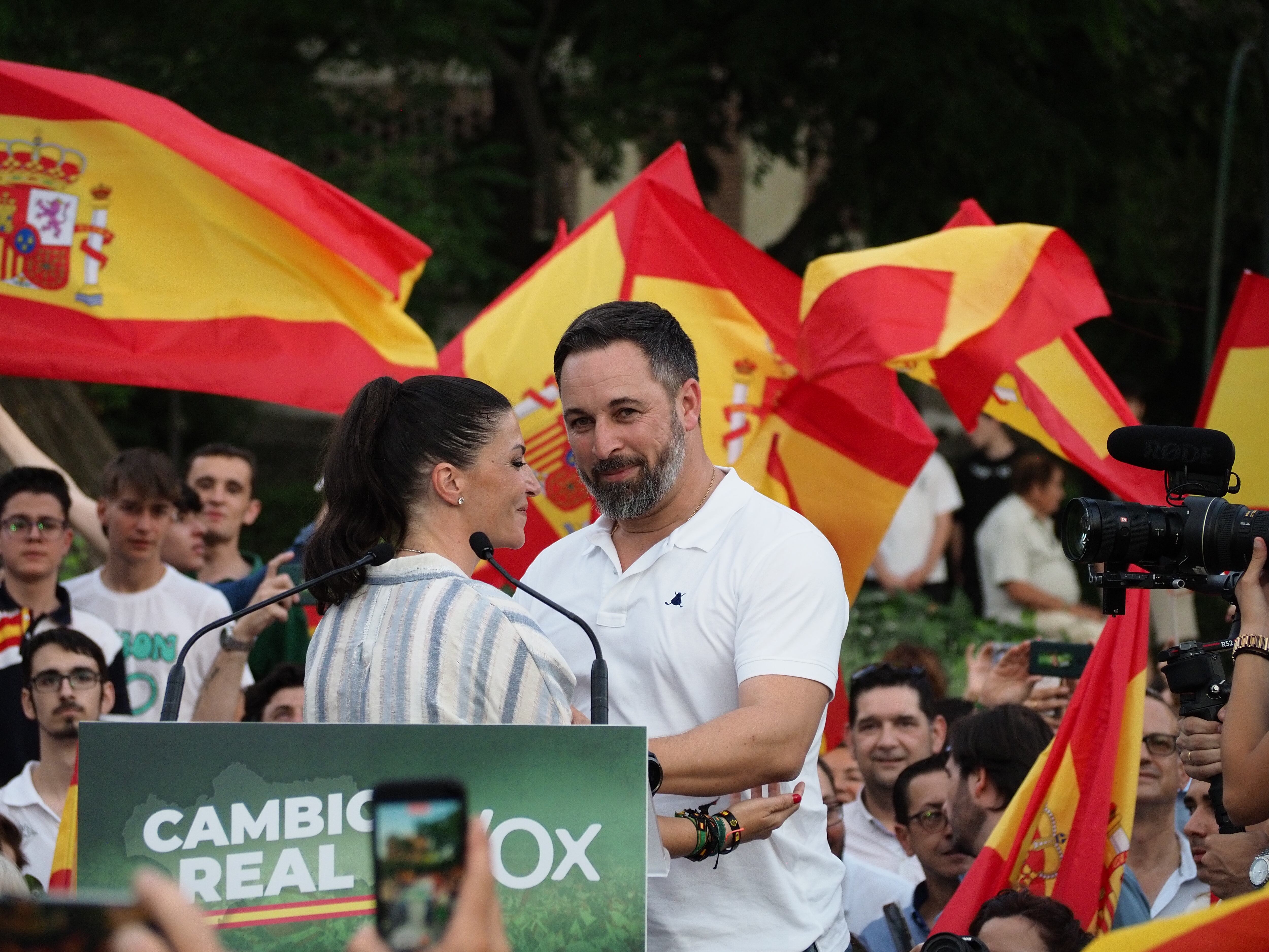 Macarena Olona, candidata de Vox a la presidencia de la Junta de Andalucía, y Santiago Abascal, presidente nacional del partido, en la inauguración de la campaña del 19-J.