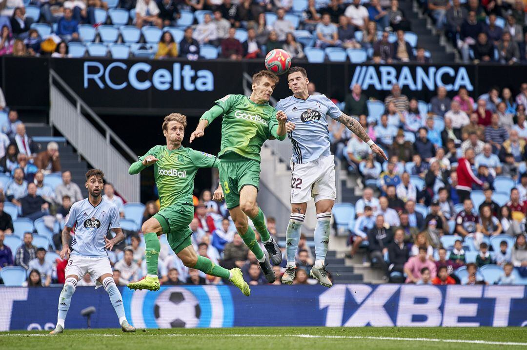 Santi Mina y Diego LLorente pugnan por un balón