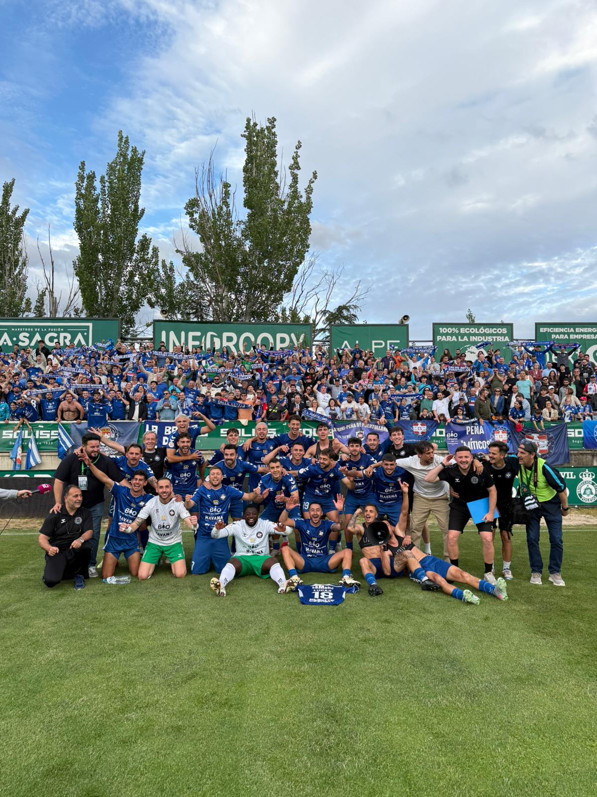 Celebración de plantilla y afición tras ganar en Toledo