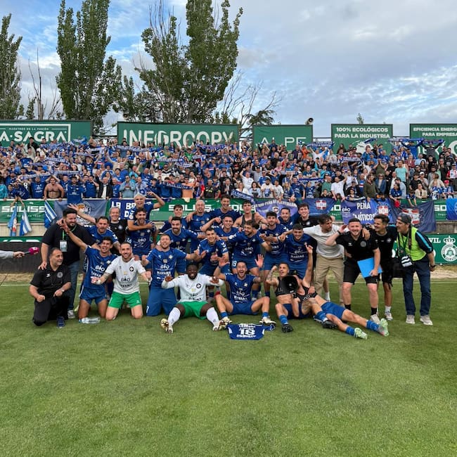 Celebración de plantilla y afición tras ganar en Toledo