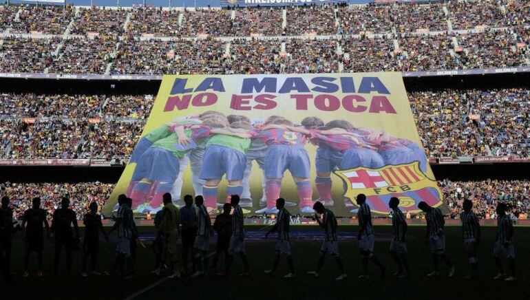 Pancarta de protesta del FC Barcelona contra la sanción de la FIFA 