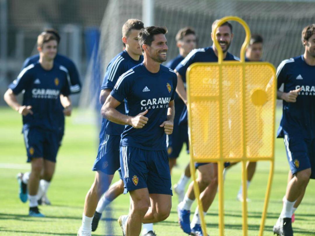 Adrián sonríe en un entrenamiento del Zaragoza