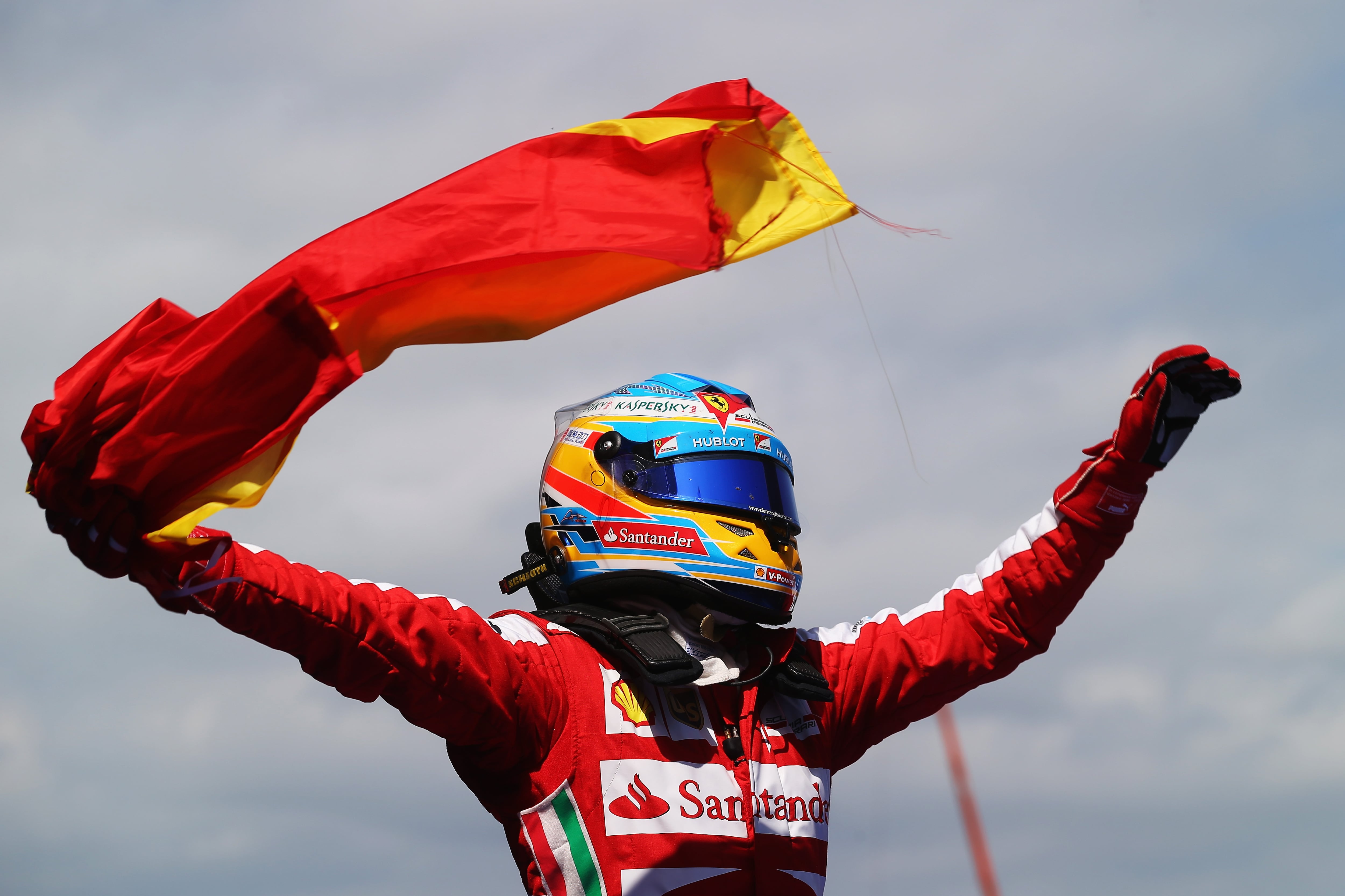 Fernando Alonso celebra su victoria 32 de la F1 en Montmelo en el GP de España 2013 con Ferrari.  (Photo by Clive Rose/Getty Images)