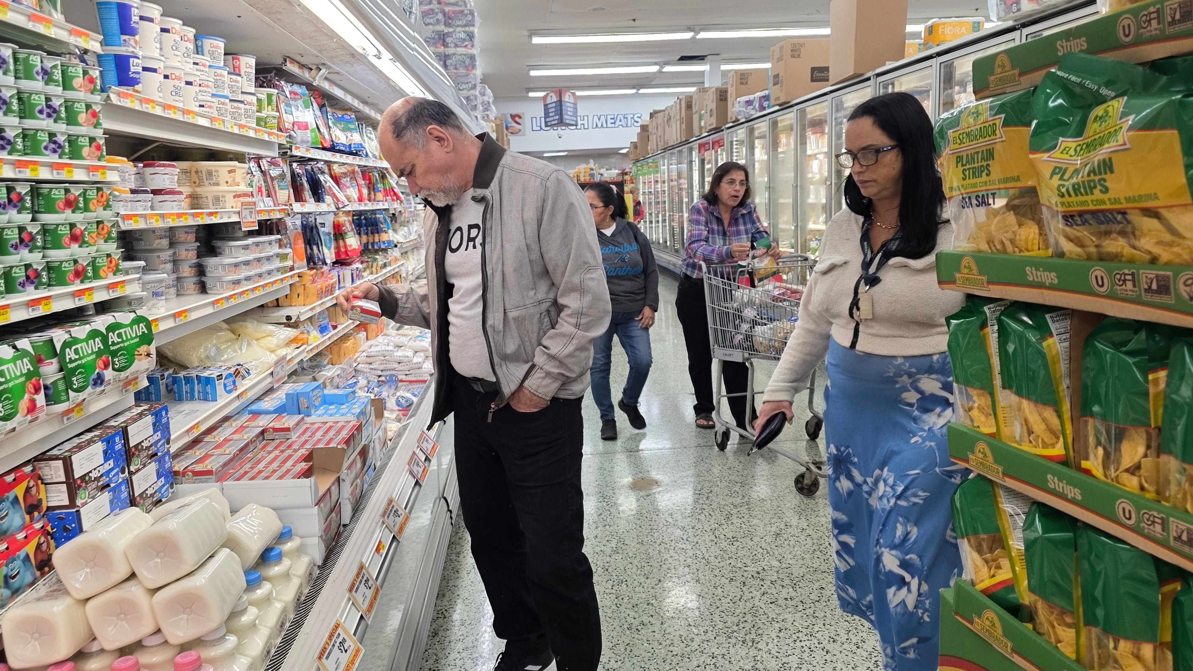 Personas realizan compras en un supermercado. EFE/ Alberto Boal