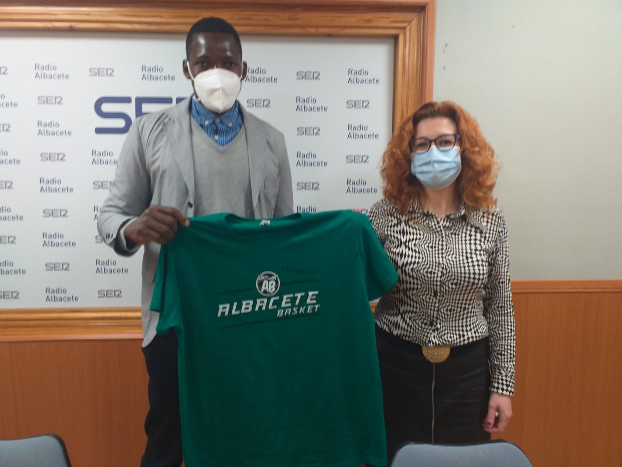 Pape Moussa y Juani García, concejal de atención a las personas del Ayuntamiento de Albacete