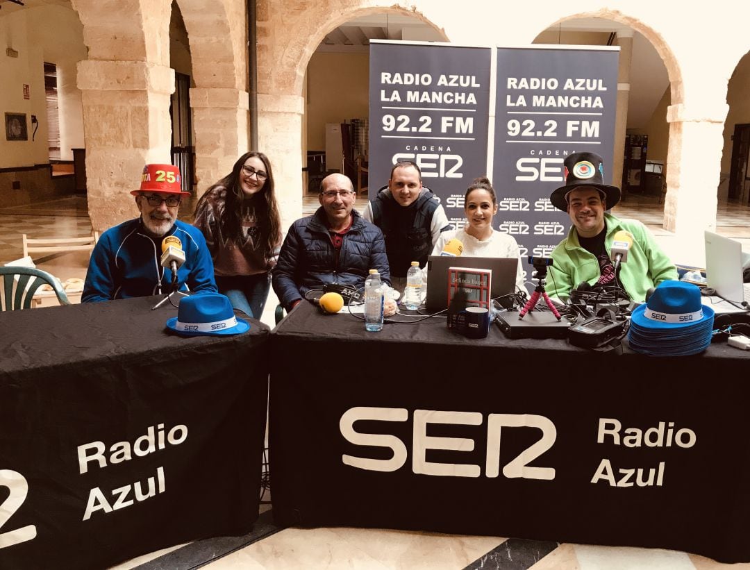 Parte del equipo de Hoy por Hoy La Mancha con Juan Ballesteros y Jesús Arenas en el claustro del ayuntamiento de Villarrobledo