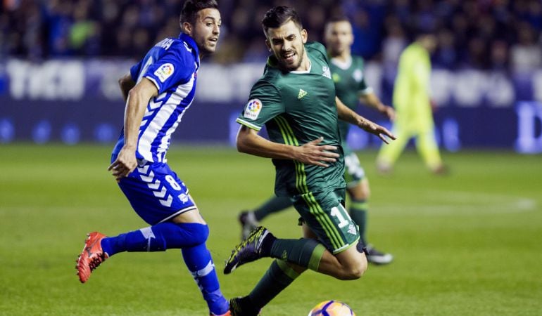 GRA402 VITORIA (ÁLAVA).- El centrocampista del Real Betis, Dani Ceballos (d) lucha por el balón con el mediapunta Víctor Camarasa (i) del Alavés durante el partido correspondiente a la decimosexta jornada de LaLiga Santander disputado en el estadio de Men