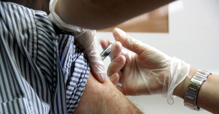 Pla detall d'una infermera vacunant de grip un pacient, el primer dia de campanya el 19 d'octubre de 2015.