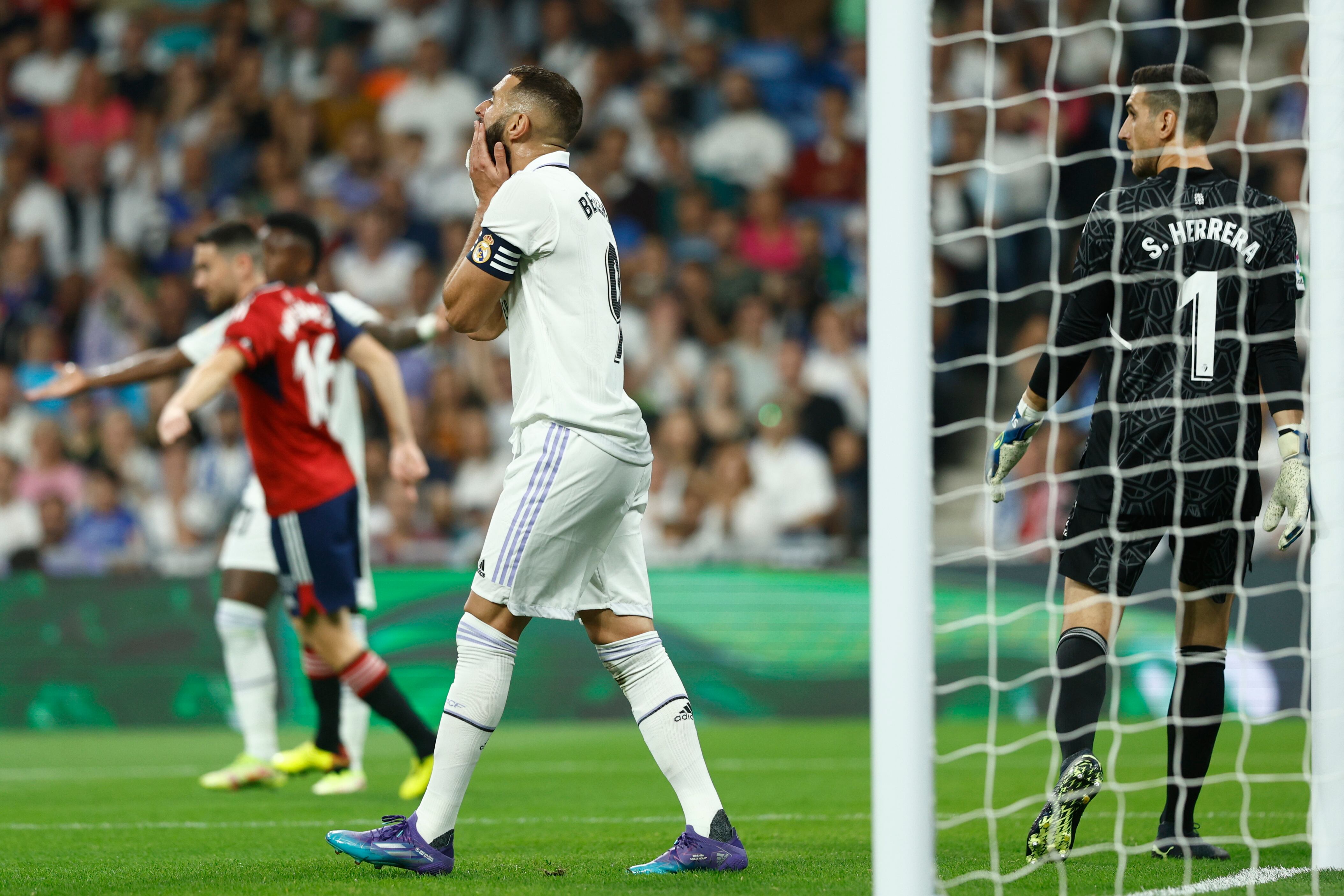 MADRID, 02/10/2022.- El delantero francés del Real Madrid, Karim Benzema, se lamenta de una ocasión fallada durante el encuentro correspondiente a la séptima jornada de primera división que disputan hoy domingo frente a Osasuna en el estadio Santiago Bernabéu, en Madrid. EFE / Rodrigo Jiménez.
